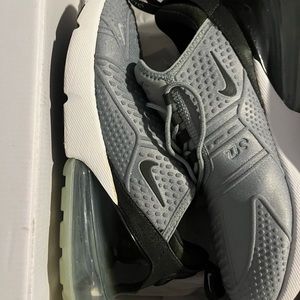 GREENISH GRAY NIKE AIRMAX 270 W9